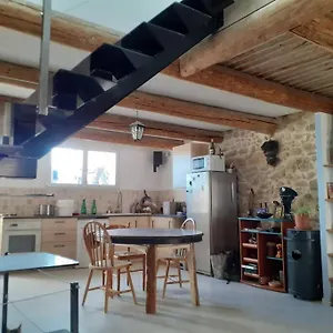  Hébergement de vacances Maison Restauree A L'ancienne Avec Terrasse
